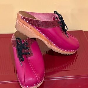 Troentorps Audubon Swedish clogs in pink. Women’s size 38.